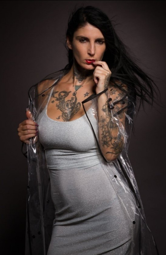 Tanja Le Sarge im silbernen Studio-Look